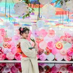 色鮮やかな和傘を背景に振袖姿を撮影した成人前撮り