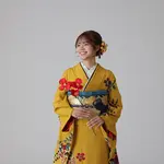 黄色の振袖を着た女性の成人前撮りスタジオポートレート