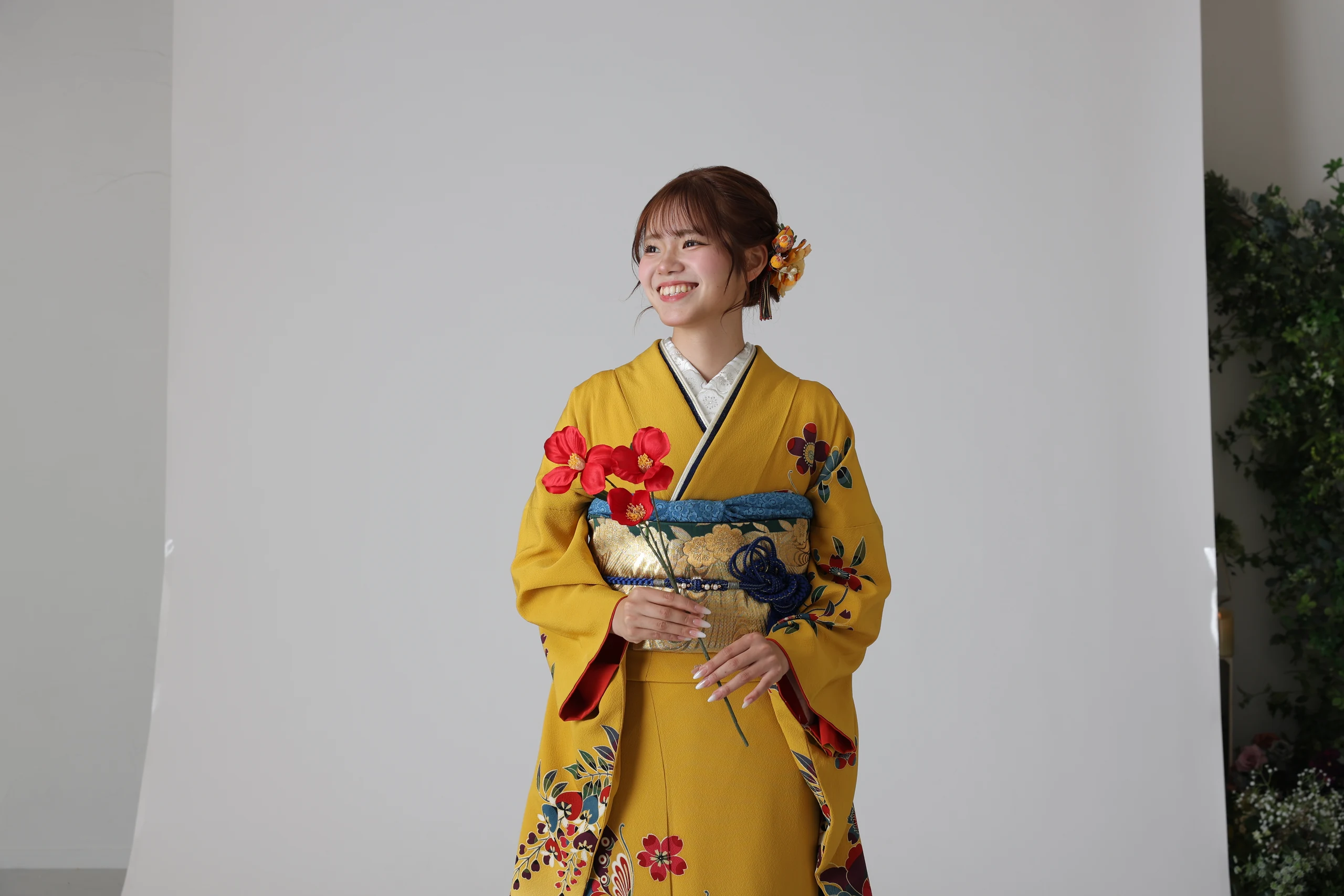 黄色の振袖を着た成人女性のスタジオポートレート