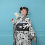 青い背景でモノトーンの振袖姿を撮影した成人前撮り