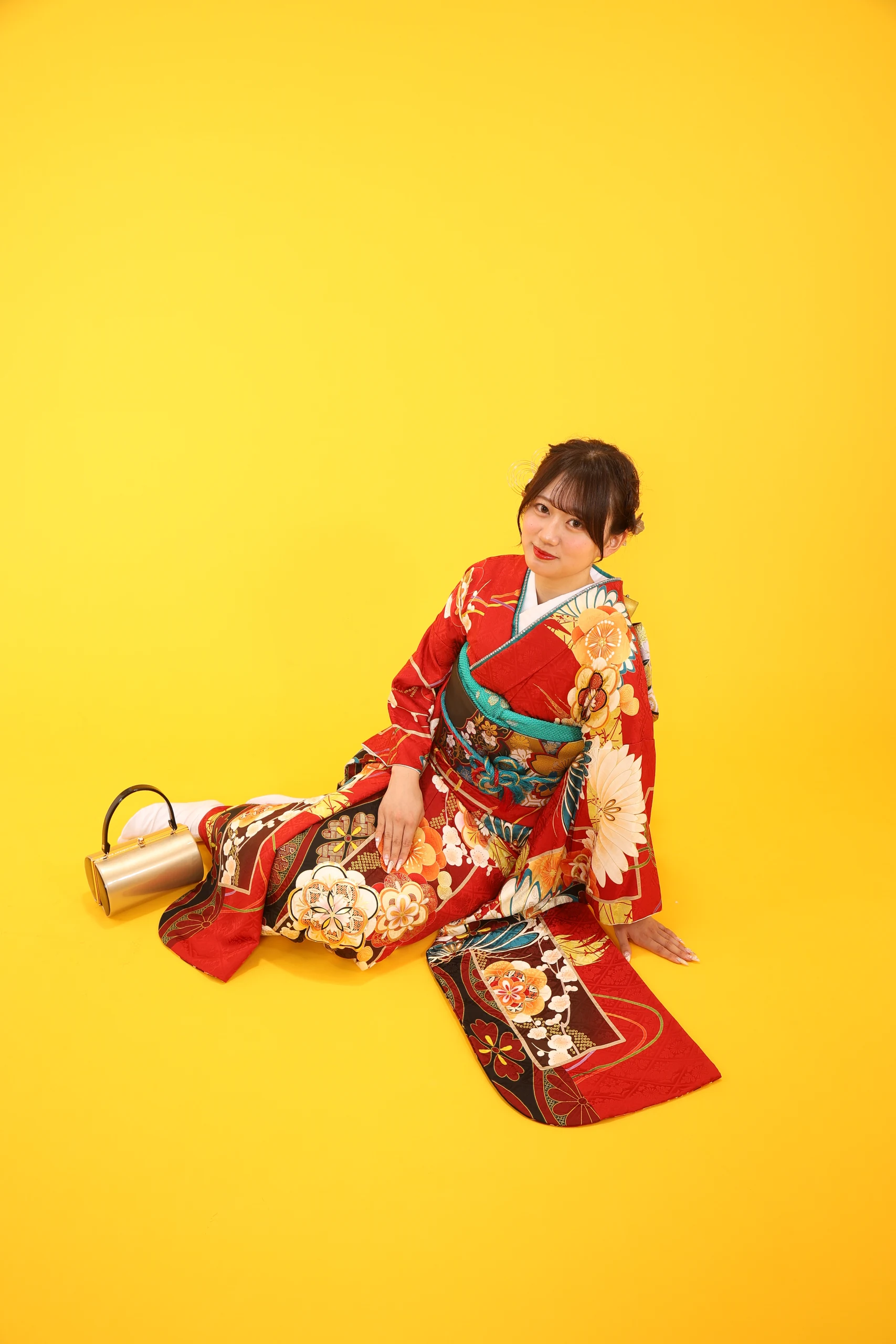 赤いレトロな背景で撮影した成人振袖のスタジオポートレート