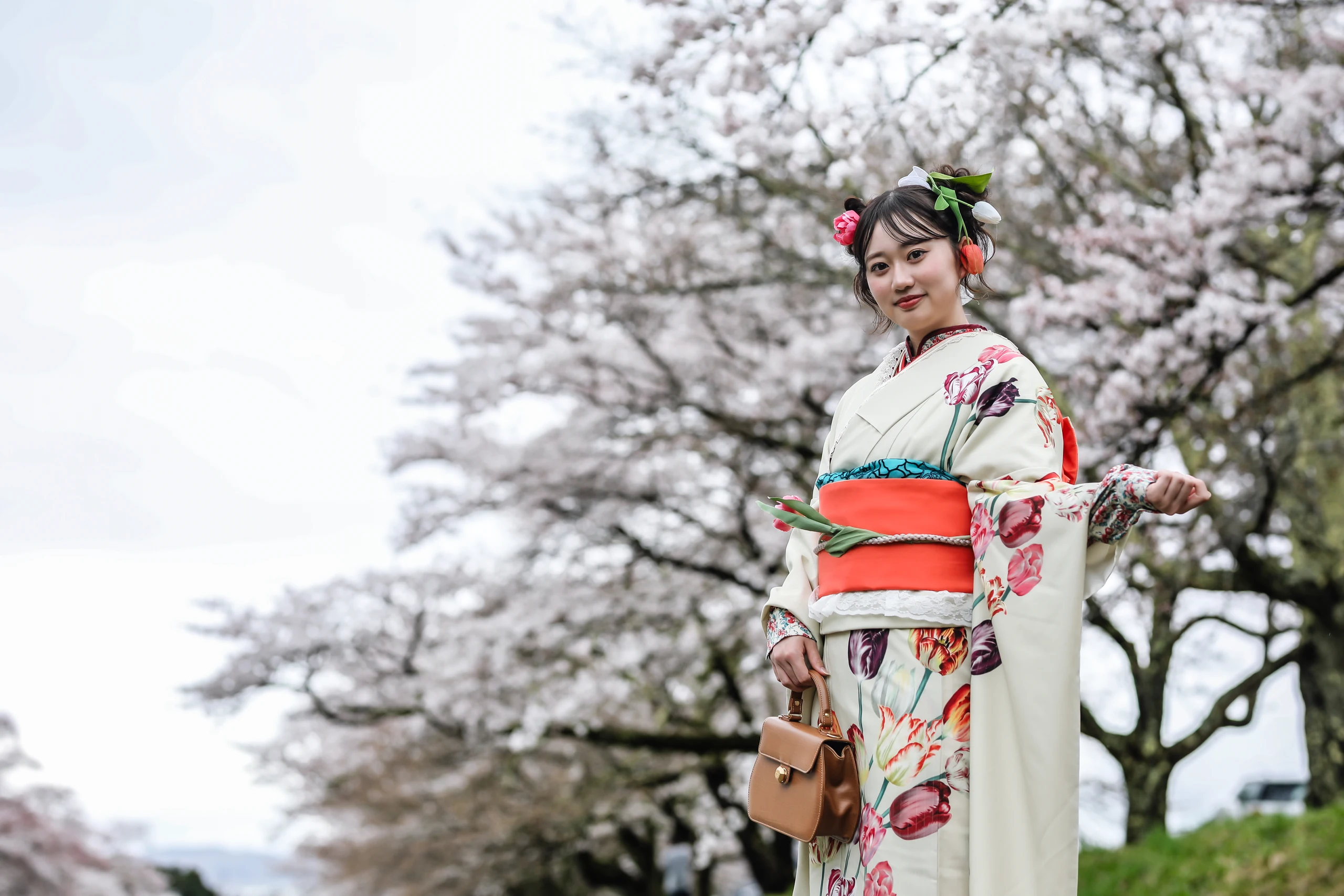 桜並木の下で振袖姿を撮影した成人ロケーション写真