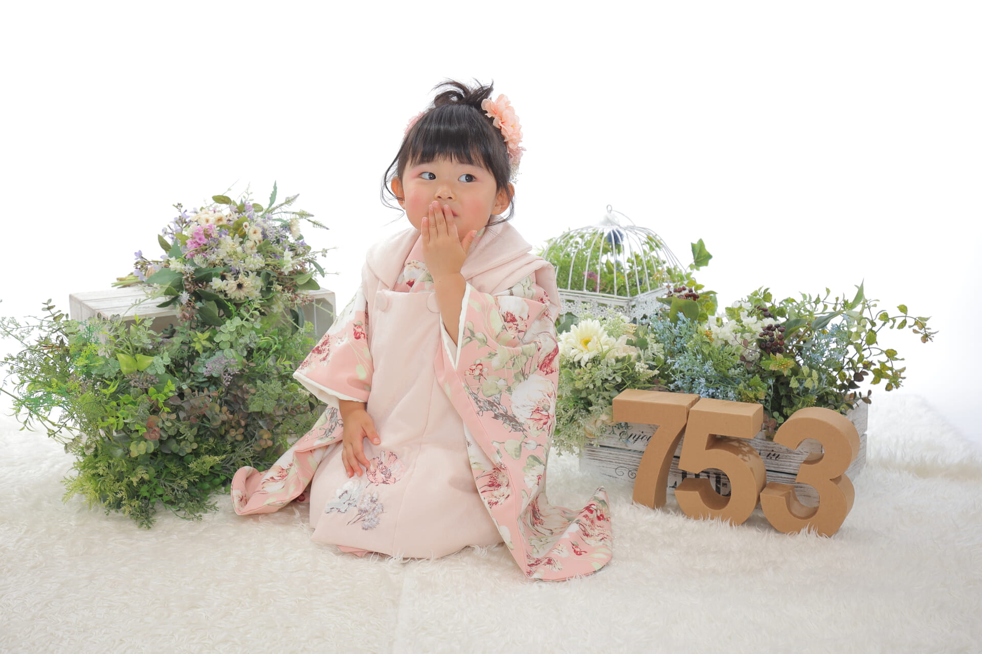 被布姿で七五三撮影をする3歳の女の子
